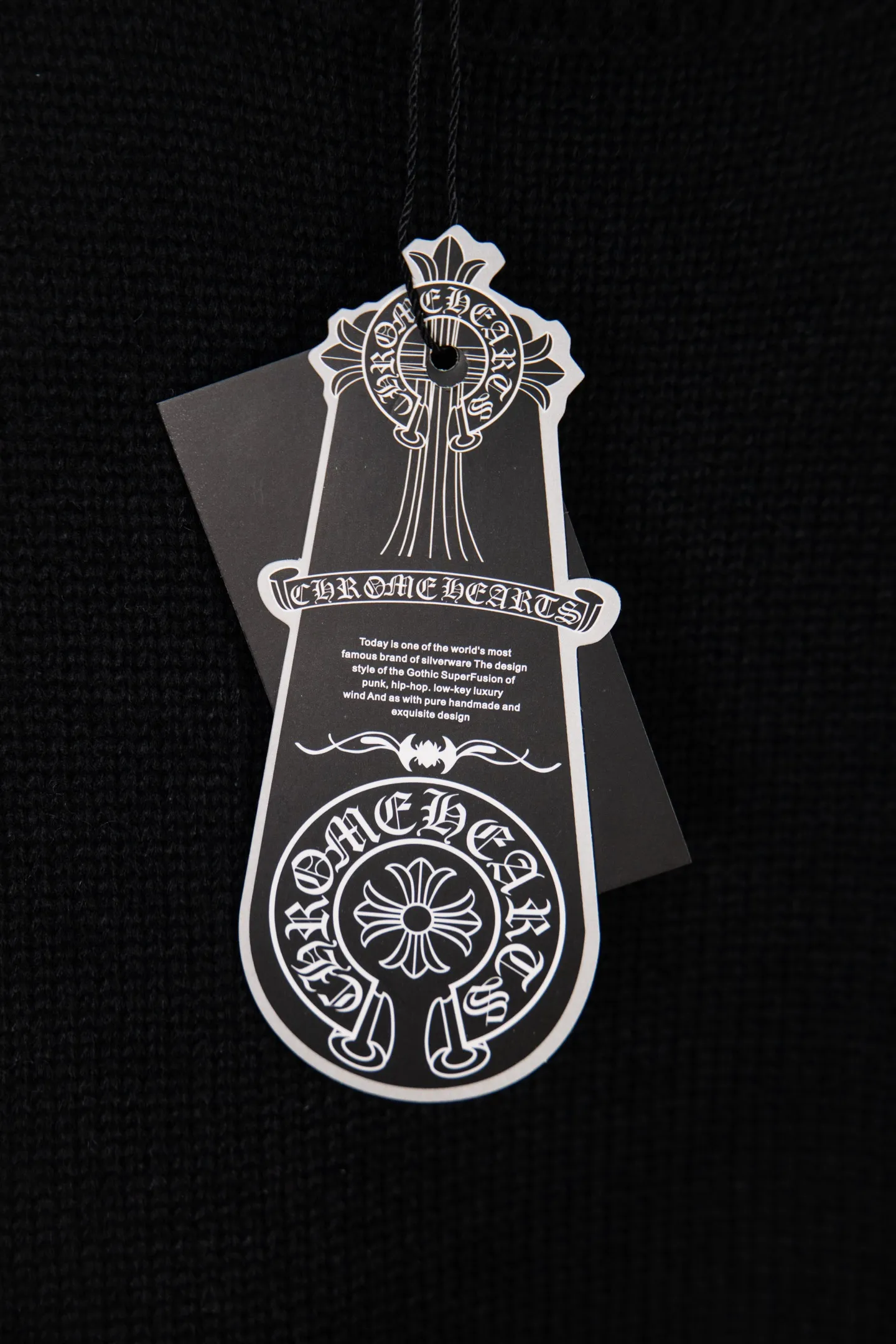 P260 Chrome Hearts CH Chrome Hearts Embroidered Disk Sanskrit Cross Hole Knitted Sweater Pullover. The popular style is the same for men and women. It is matched with black and white. It looks great in real life. The upper body looks good and it looks good in daily wear. It is even better when taking photos. It’s hard not to buy it. Buy it for me!!! Believe me, no one can refuse such a machine-length Chrome Hearts jacket. The version has been expanded based on the old version. The upper body is loose and stylish, and the hem is expanded to a casual design. Fat people look extremely slim, thin people have limited height and high-end. Ten thousand yuan ZP printing, 1:1 perfect restoration, looks good when worn alone or stacked, can be easily controlled by both men and women. If you care more about quality, you must also respect the price. It is completely different from the thin see-through bottoms and junk products on the market that pill when worn. If the style makes you shine at a glance, then quality is what you should pay more attention to. Compared with price, we focus on quality. Customers who have received my products all know it. ️️️ Sweaters on the market are generally made of bract core yarn. We use modal. The advantages over core-spun yarn are very intuitive: high cost, high price, high density, relatively expensive for developers, and let us make a lot less money. In addition, it is delicate, has no scum on the upper body, resists pilling, and is high-end. We are conscientious sellers and do not use core-spun yarn. Apart from being cheap, core-spun yarn is really useless. It shrinks, pills, hooks, and makes people pierced. He is proficient in everything. It is 2024. Who doesn’t want to look decent when they go out? Quality determines the upper body effect. No matter how bad the quality, the best style is still the temperament of the urban-rural fringe. We only do long-term business. Quality determines character. Take it back and wear it with confidence and wash it. The quality of the pattern will definitely make your eyes shine. We only make the right version of high quality. We make high-end hard goods. Reject junk goods and reject fast food. Conscientious quality and conscientious price. You deserve it!  Color: Black Beige Gray Size: S M L